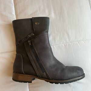 Stylish Gray Ankle Boots with Zipper Detail